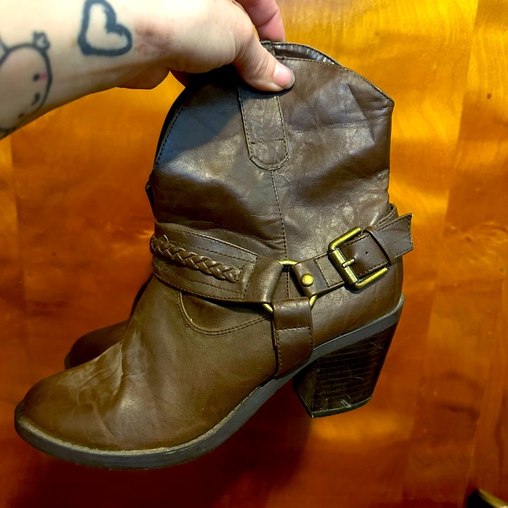 Women’s size 6 ankle cowgirl boots